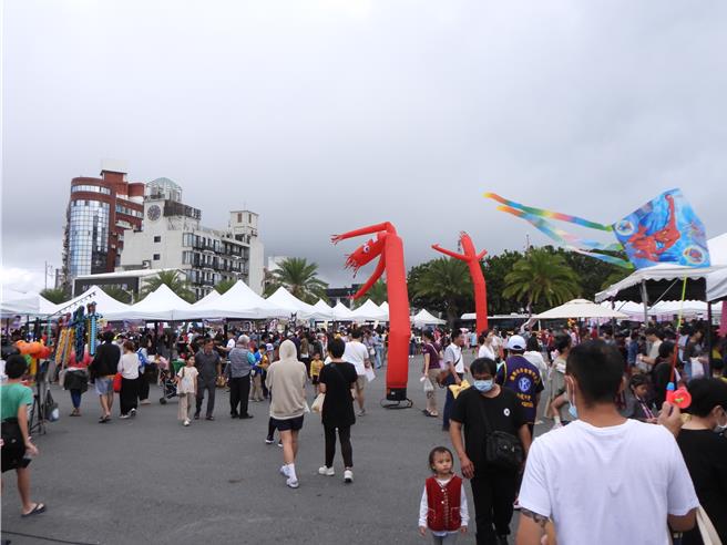 花莲家扶中心今上午在六期重划区（东大门夜市旁），举办「希望列车‧梦想启动」大型抗贫园游会，现场有上百摊摊位，贩售商品玲琅满目，不少民眾一早就前往挖宝。（罗亦晽摄）