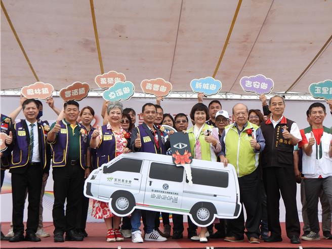 国际同济会台湾总会花东区主席宝达民（前左四）及公益大使吴敏（前左三），今捐赠花莲家扶中心1辆8人座的服务专车，将作为中心志工穿梭13乡镇提供服务的一大助力。（罗亦晽摄）