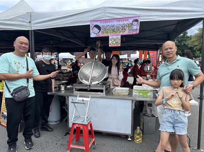 从事寄养家庭逾20年的谢爸爸（左一）日前听闻花莲家扶中心将办理园游会，与儿子及其朋友连夜从台中将整组地瓜球设备运到花莲摆摊，希望透过义卖帮助更多人。（罗亦晽摄）
