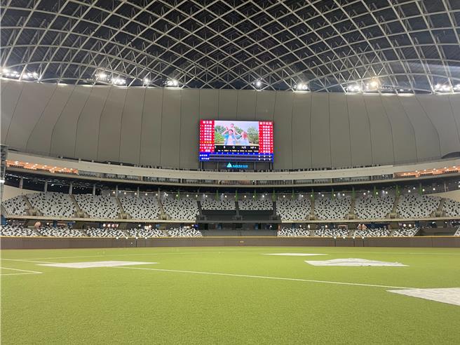 台北大巨蛋預計將於11月18日迎來第1場賽事，台北市議員也關心大巨蛋未來人流疏散、交通動線等。台北市副市長李四川5日表示，感謝指正的人，但請大家給予10幾年才完成的大巨蛋一點鼓勵和加油。（劉彥宜攝）