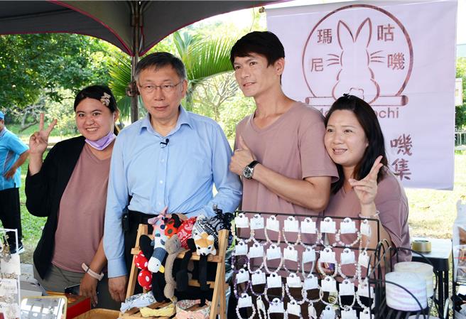 民眾党主席柯文哲(左二)5日参加屏东酒厂市集，与摊商互动合影，针对蓝白合进度并未松口。(林和生摄)