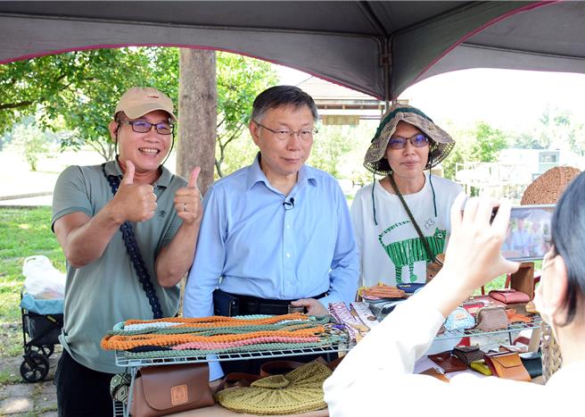 民眾党主席柯文哲(后排中)5日参加屏东酒厂市集，与摊商互动合影，针对蓝白合进度并未松口。(林和生摄)