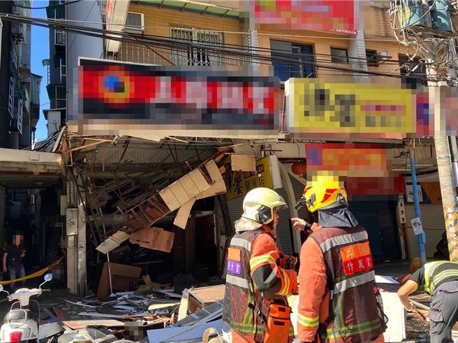 2023年11月5日新北市／新北市新莊區建國一路一家未營業的餐廳疑似發生氣爆，現場滿目瘡痍，所幸無人傷亡。（新北市消防局提供／呂健豪新北傳真）