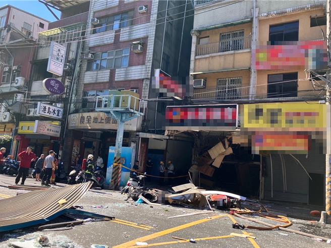 2023年11月5日新北市／新北市新莊區建國一路一家未營業的餐廳疑似發生氣爆，現場滿目瘡痍，所幸無人傷亡。（新北市消防局提供／呂健豪新北傳真）