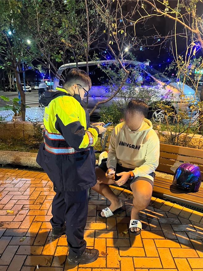 桃園市龜山警分局執行噪音改裝車輛取締時，攔查1輛重機，發現駕駛是偽造文書通緝犯，車輛也因為噪音超標被開罰。（翻攝照片）