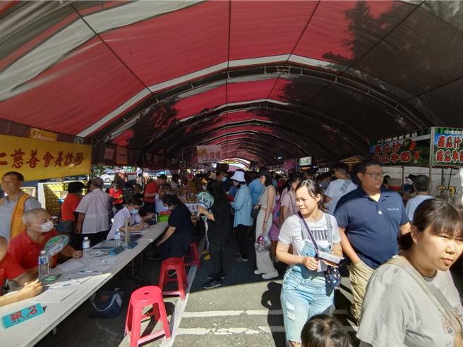 若竹兒教育基金會今天在嘉義酒廠舉辦愛心園遊會，吸引滿滿人潮。（廖素慧攝）