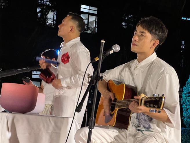 陈谦文(右)与田定丰昨在松菸巴洛克花园举办「夜空下的舒心协奏曲」音乐会。（唱戏世界娱乐提供）