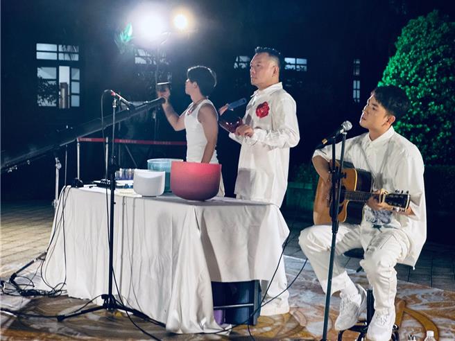 陈谦文(右)与田定丰昨在松菸巴洛克花园举办「夜空下的舒心协奏曲」音乐会。（唱戏世界娱乐提供）