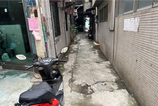 新竹市污水下水道第二标顺利决标，延续即将办理完成的关东区次干管工程，图为污水接管尚未施做的后巷环境。（新竹市政府提供／王惠慧新竹传真）