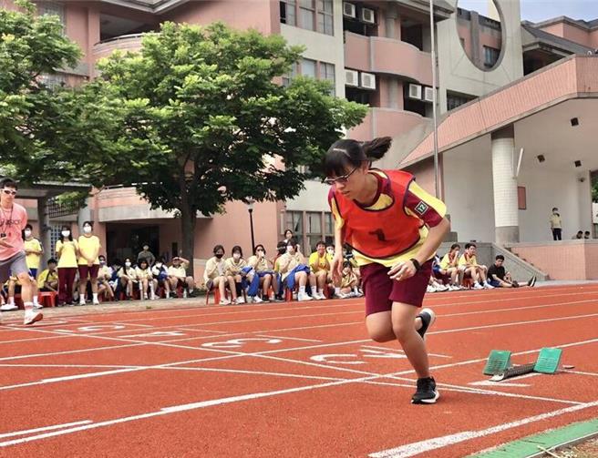 桃園市林家萱不被視障擊倒，跑出全國賽冠軍，奮鬥故事榮獲2023總統教育獎。（教育局提供／蔡依珍桃園傳真）