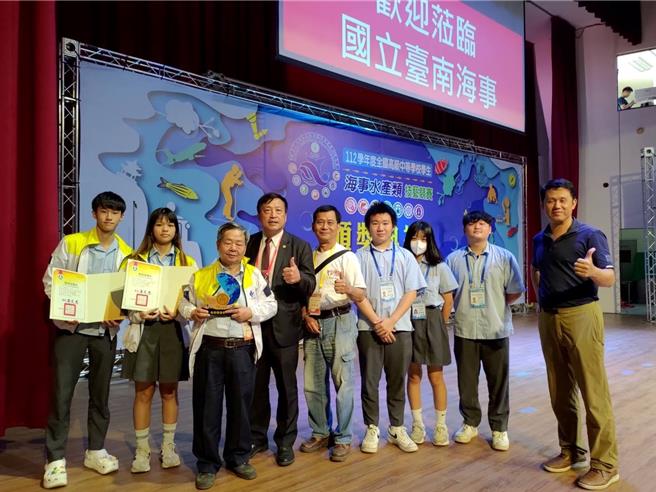 中华商海在112学年度全国高级中等学校海事水产类学生技艺竞赛，除获得2位优胜外，更拿下航海职种团体奖亚军，创下歷年最佳成绩。（新北市教育局提供）