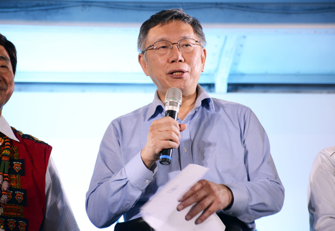 民眾党主席、总统参选人柯文哲4日南下屏东市慈凤宫前举办庙口开讲，他质疑蓝白合为何不用台湾模式全民调，更脱口「把恁爸当成肖ㄟ」。（资料照,林和生摄）