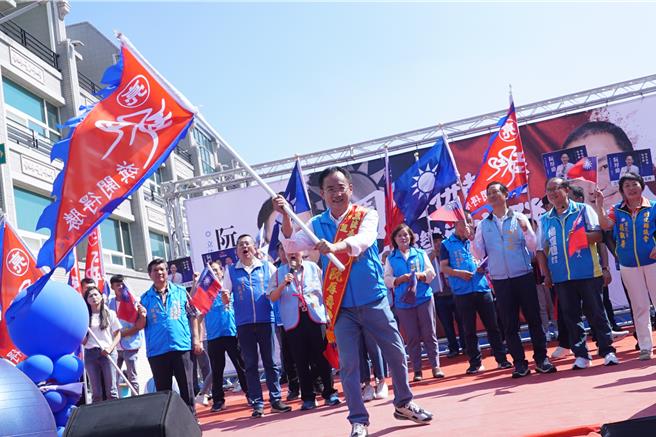 阮厚爵說，我們要選一個有是非的領導者，唯一支持侯友宜，立委支持阮厚爵，讓彰化縣全壘打。（吳建輝攝）