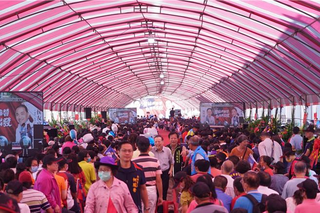  彰化縣立委第一選區國民黨立委參選人阮厚爵，5日在和美鎮舉辦侯友宜、阮厚爵聯合競選總部成立大會，吸引近千名支持者到場。（吳建輝攝）