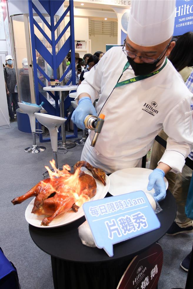 展場現場每日11點和下午1點會有片鵝「食」境秀，提供片鵝給民眾搶鮮吃。(新板希爾頓酒店提供)