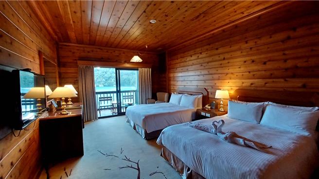 「力麗觀光」每日中午12點搶購限量福袋」，展場獨賣3300元起，福袋內含聯合住宿券等多項好禮。(陳韻萍攝)