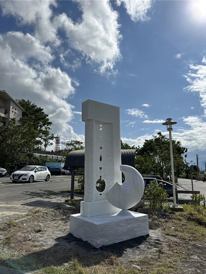 花莲国际石雕艺术季5国10位艺术家10件大型石雕创作，将陆续吊运安装在县内风景区，其中，法国珍保罗．查伯莱斯（Jean-Paul Chablais）作品「心灵与物质」，未来会设在富里火车站前，为地方增添艺术气息。（富里乡公所提供／罗亦晽花莲传真）