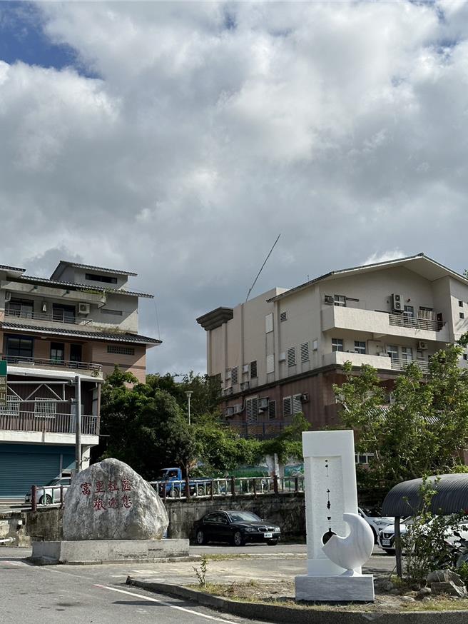 花莲国际石雕艺术季5国10位艺术家10件大型石雕创作，将陆续吊运安装在县内风景区，其中，法国珍保罗．查伯莱斯（Jean-Paul Chablais）作品「心灵与物质」，未来会设在富里火车站前，为地方增添艺术气息。（富里乡公所提供／罗亦晽花莲传真）