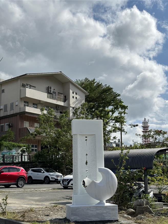 花莲国际石雕艺术季5国10位艺术家10件大型石雕创作，将陆续吊运安装在县内风景区，其中，法国珍保罗．查伯莱斯（Jean-Paul Chablais）作品「心灵与物质」，未来会设在富里火车站前，为地方增添艺术气息。（富里乡公所提供／罗亦晽花莲传真）