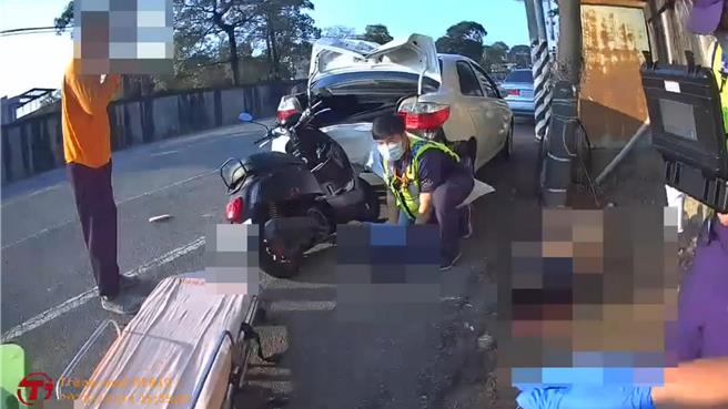 嘉义县水上乡4日下午发生车祸，女子骑机车载儿撞自小客车，儿子送医不治，警消在场处理。（读者提供／廖素慧嘉县传真）。