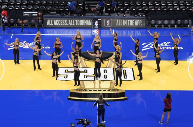 金块在季中锦标赛的地板配色，可能让一些球员的眼睛不太舒服。（美联社）