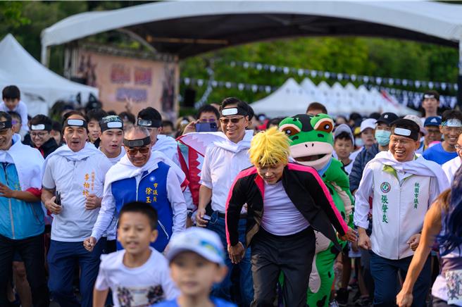 桃园火影忍者修炼嘉年华，市长张善政化身七代目火影与民同乐。（吕筱蝉摄）