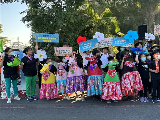 永靖鄉親熱情自組啦啦隊沿路敲鑼打鼓加油。（頂新和德文教基金會提供／吳建輝彰化傳真）