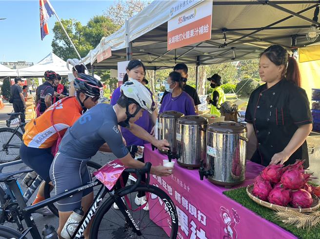 補給站提供火龍果汁，讓車友喝完能「滿血復活」。（頂新和德文教基金會提供／吳建輝彰化傳真）