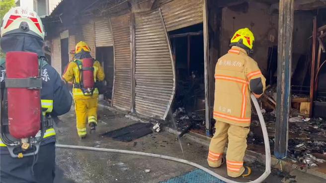 嘉義縣鹿草民宅大火，消防人員灌水撲滅火勢。（讀者提供／廖素慧嘉縣傳真）