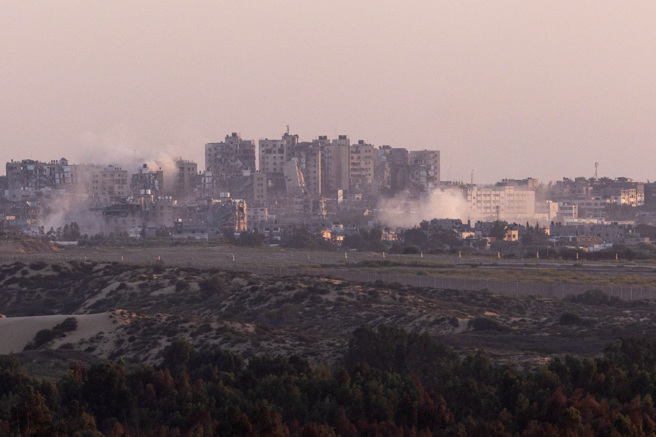 國際醫療組織的日本職員回憶在加薩走廊（Gaza Strip）避難時，當地避難所衛生條件日益惡化等情況，她眼眶泛淚地說，撤離時「加薩民眾追著我們乘坐的車輛，令人心碎」。(圖/ 路透社)