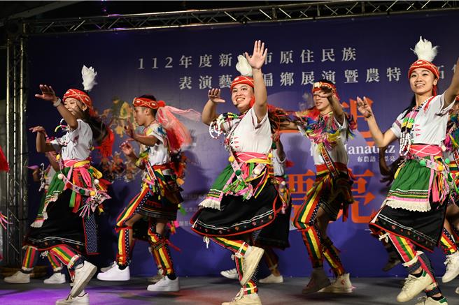台湾原世纪文化艺术团展现阿美族轻快动感的乐舞，浓浓的原民风、华丽的视觉飨宴。（新北市原民局提供／刘玮晴新北传真）