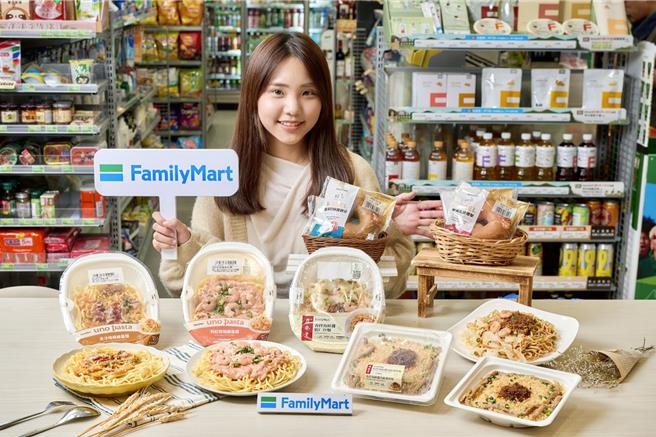 全家携手鼎泰丰共推「香拌海鲜酱肉丝蛋炒饭」等美味，售价95元，搭指定副餐享1件省5元；另uno pasta也推浓郁「金沙培根细扁麵」等麵食，售价只要99元。（全家提供／朱世凯台北传真）