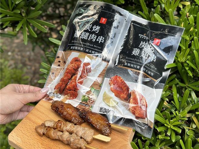 7-11与胡同烧肉联名推「星宇-胡同酱烧鸡翅串」、「星宇-胡同鸡腿肉串烧」，号称炭烧美味像是亲自到店品尝。（7-11提供／朱世凯台北传真）