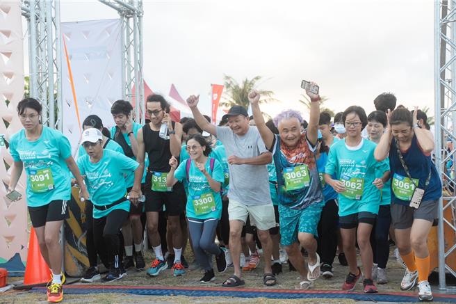 「2023日本航空垦丁国际马拉松」，5日清晨5时30分鸣枪开跑。(屏县府提供／林和生屏东传真)