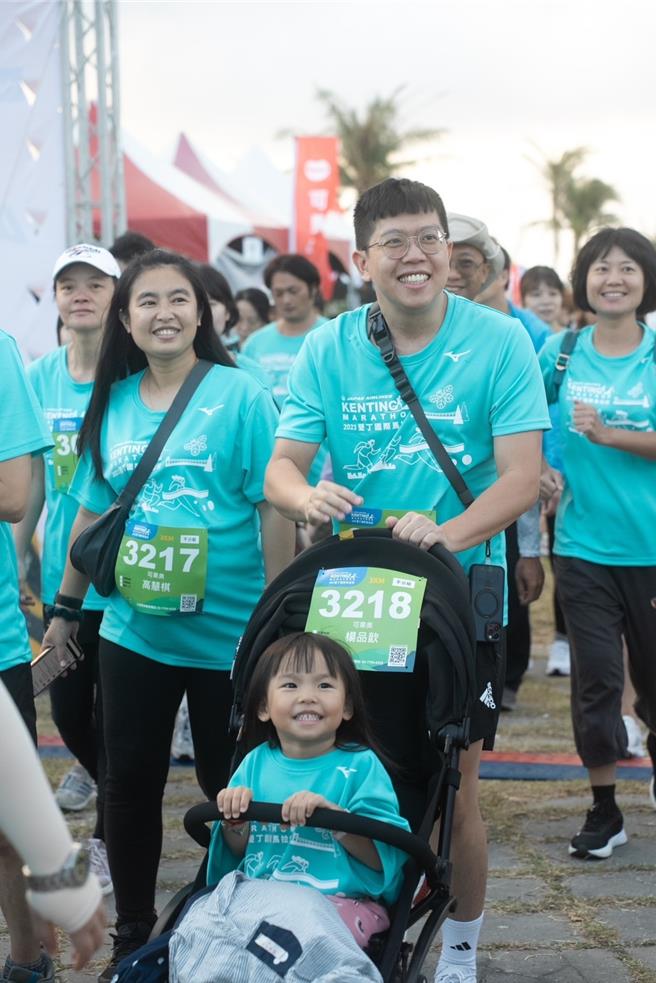 「2023日本航空垦丁国际马拉松」，5日清晨5时30分鸣枪开跑，不少爸妈带着孩子一起参加。(屏县府提供／林和生屏东传真)