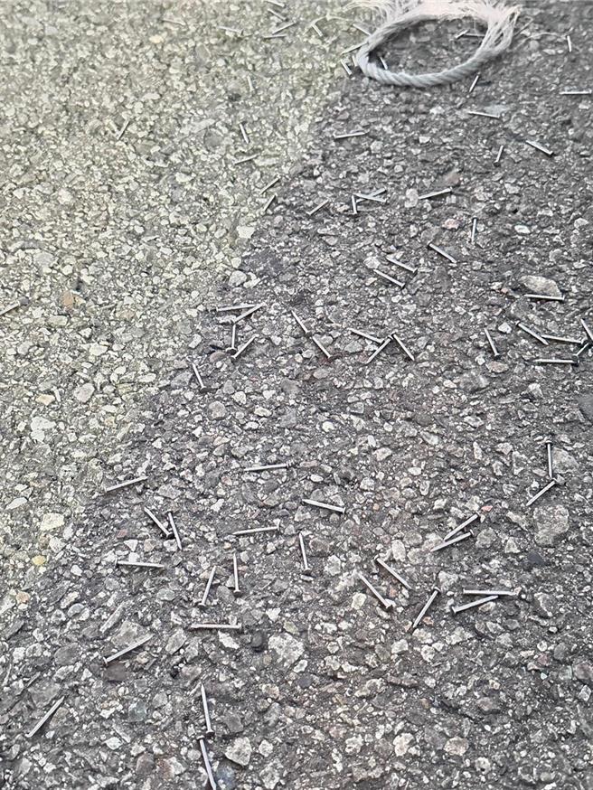 台中海线近期出现撒钉怪客，已有多名民眾驾驶爱车在沙鹿、梧栖陆续遭殃。（蔡壁如团队提供／陈淑娥台中传真）