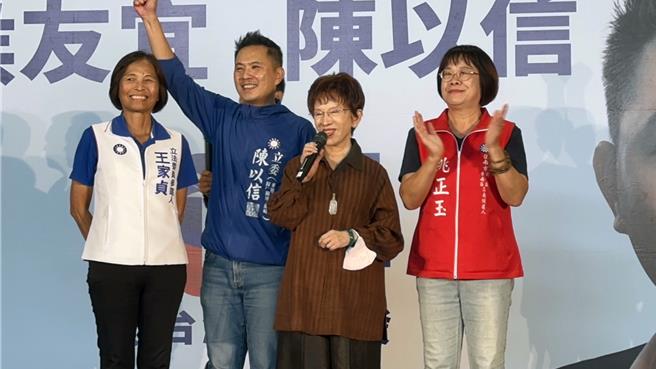 国民党台南市第6选区立委参选人陈以信5日中午在大台南会展中心举行募款餐会，国民党前主席洪秀柱特地到场力挺。（洪荣志摄）