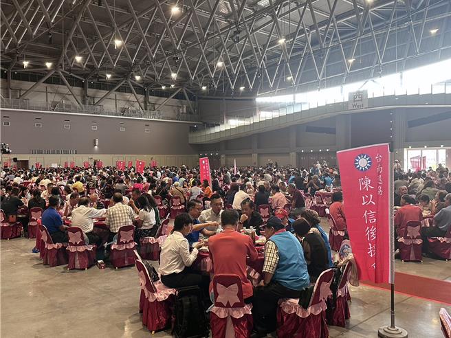 国民党台南市第6选区立委参选人陈以信5日中午在大台南会展中心举行募款餐会，吸引上千支持者参加。（洪荣志摄）