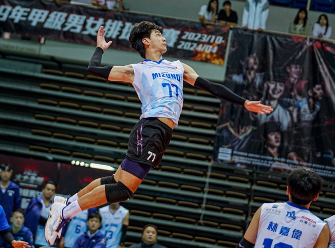 美津浓温逸凯高高跳起准备扣杀。(中华排协提供)
