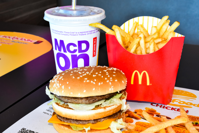 美国网红奥利佛（Christopher Olive）拍片抱怨买麦当劳一个汉堡、一包大薯及一杯饮料的套餐竟要价16美元（约新台币513元）。（示意图／shutterstock）