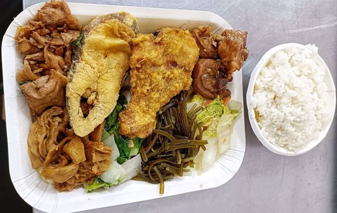 60元吃到飽爆紅後吸引不少民眾上門用餐，卻發生客人瘋狂夾菜，造成吃不完丟掉情況。（圖／翻攝自爆廢公社二社）