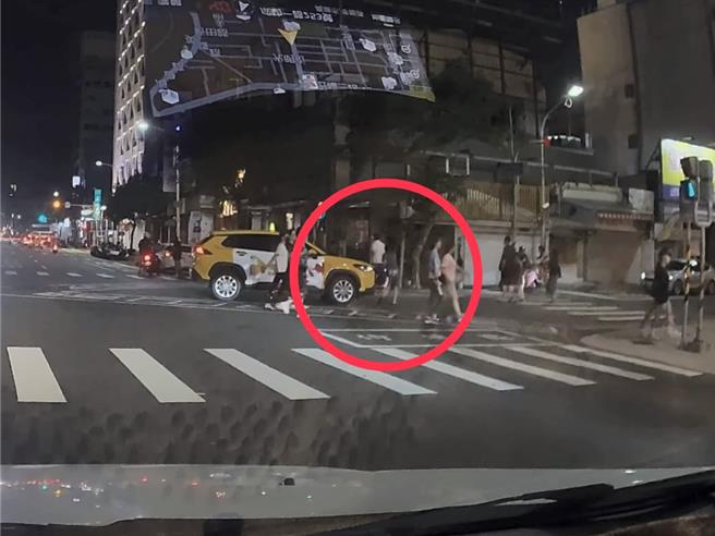 小黄在行人穿越道碰撞行人，没有下车查看便扬长而去，夸张行径被民眾行车纪录器全程录下po网。（翻摄自WoWtchout平台／任义宇高雄传真）