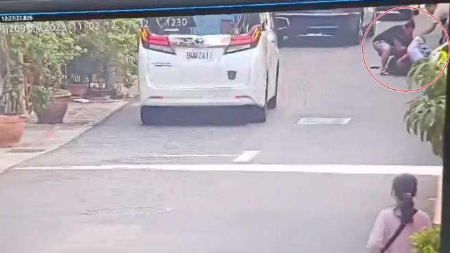 台北市1名李姓男外送员日前于取餐食，与店员发生纠纷扭打。（图／翻摄画面）