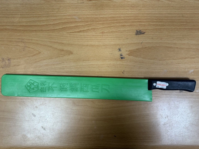 台北市1名李姓男外送员日前于取餐食，与店员发生纠纷扭打，事后外送员拿出西瓜刀作势恐吓。（图／警方提供）