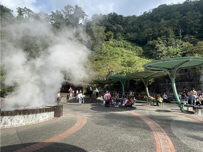鸠之泽温泉附近山路1辆游览车忽然侧发，车上乘客陆续脱困中，其中1位无生命迹象。（民眾提供／吴佩蓉宜兰传真）