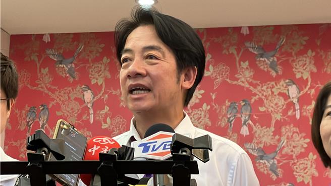 民进党主席、总统参选人赖清德5日出席新竹市信赖台湾姊妹会，被问到万里老家争议，他表示一间修建过的矿工工寮，和利用特权违法侵占国有土地的庞大豪宅完全不一样，尊重主管机关的决定，该怎么做就怎么做。（王惠慧摄）