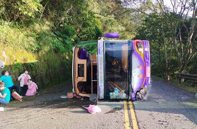 鸠之泽温泉附近山路1辆游览车忽然侧翻。（翻摄画面）