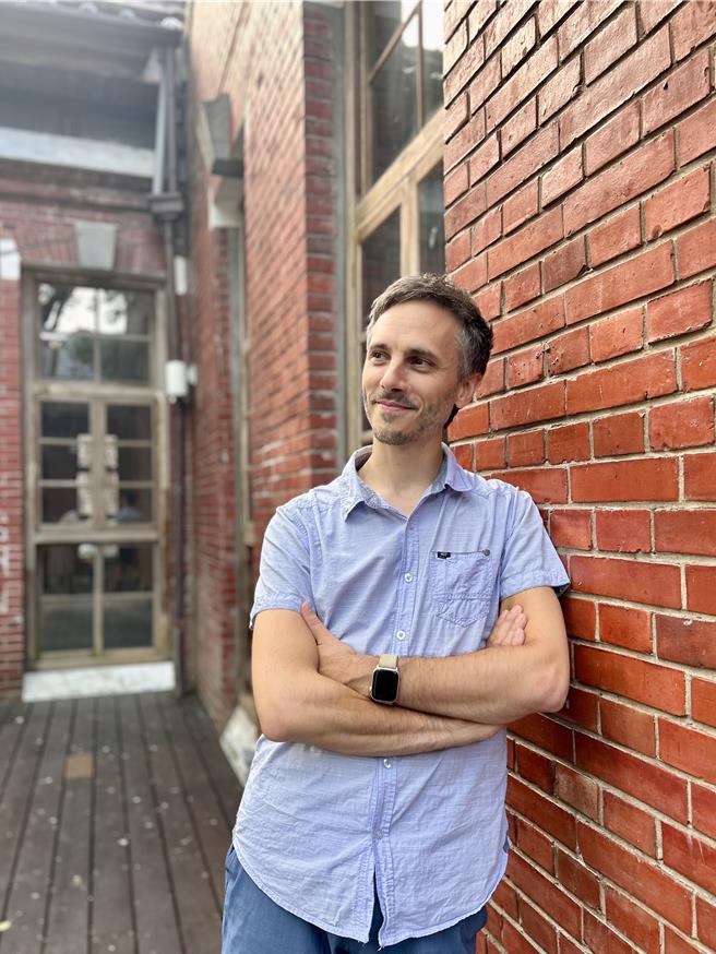 今年以电影《小晓》入围金马奖最佳原创电影音乐的比利时作曲家福多玛接受专访。（翁紫曦摄）