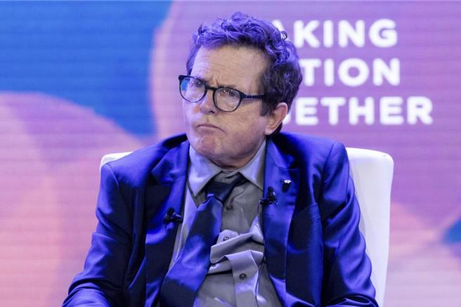 《回到未来》系列62岁男演员米高福克斯与帕金森氏症抗战，不屈不饶。（美联社）