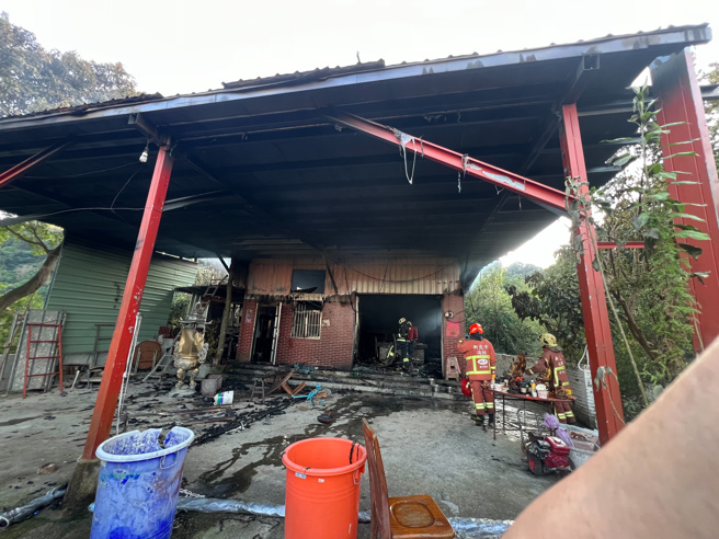 消防队到场射水灌救。（翻摄画面）